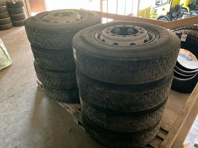 Overview picture of 315/80R22.5 truck rim & tyre (10x)